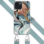 Hoesje met blauw koord - Geschikt voor iPhone 15 - Azure gold swirl - Verstelbaar & verwisselbaar koord - TPU backcover - Blauw, Goud - Leuke Telefoonhoesjes