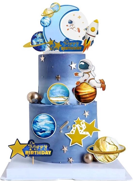 Verjaardagstaart met ruimte thema, met astronauten, planeten en raket toppers.