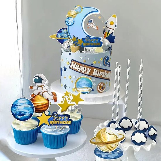 Verjaardagstaart en cupcakes met ruimte thema, met astronauten, planeten en raket toppers.