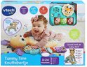 Baby met VTech Baby Tummy Time Knuffelhertje speelgoed. Het hertje is oranje met witte stippen en heeft paarse vleugels. Interactief piano op het hertje.