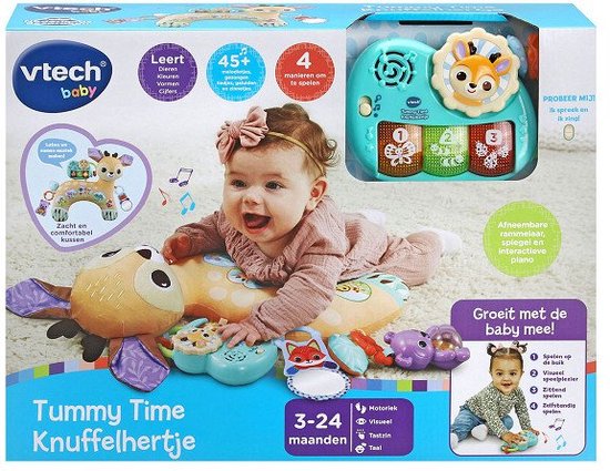 Baby met VTech Baby Tummy Time Knuffelhertje speelgoed. Het hertje is oranje met witte stippen en heeft paarse vleugels. Interactief piano op het hertje.