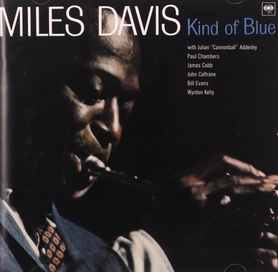 Gros plan sur Miles Davis jouant de la trompette. Le titre de l'album 'Kind of Blue' est en haut à droite.