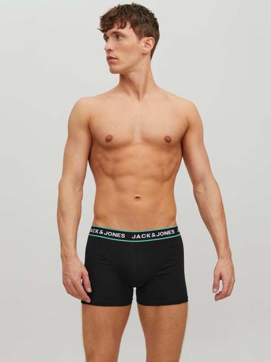 Zwarte Jack & Jones boxershorts met groene en witte merknaam op de band.