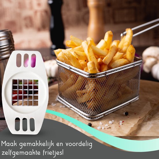 Witte frietsnijder met metalen rooster, naast een mandje met verse frietjes.