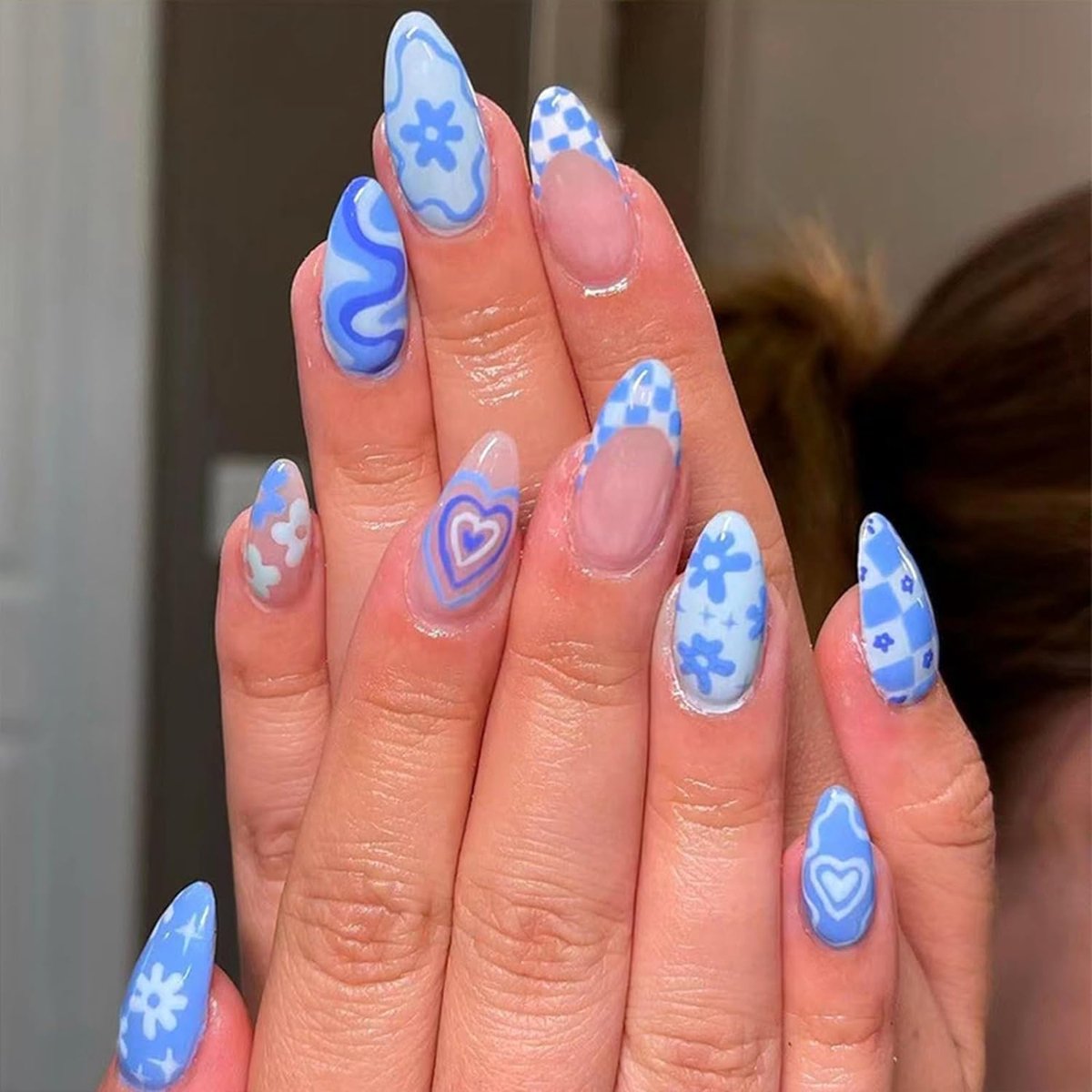 Goedkoopste 24 stuks nepnagels, acryl volledige afdekking, kleurverloop nepnagels voor vrouwen en meisjes, hemelsblauw, hartvormig patroon, met zelfklevende nagelvlekken