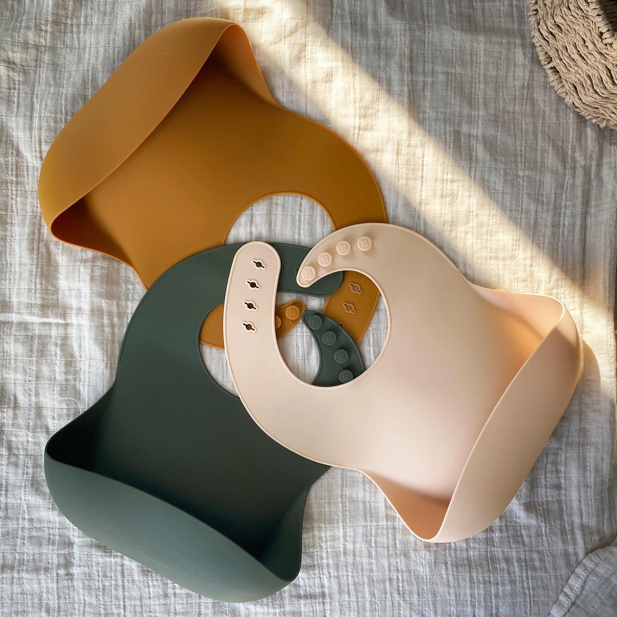 Goedkoopste Siliconen babyslabbetjes, BPA-vrij, waterdicht, zacht, , verstelbare siliconen slabbetjes voor baby's -Mosterd kleur