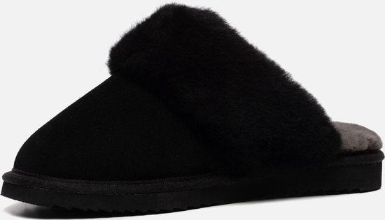 Zijzicht van een zwarte suède pantoffel met zwarte schapenvacht voering.