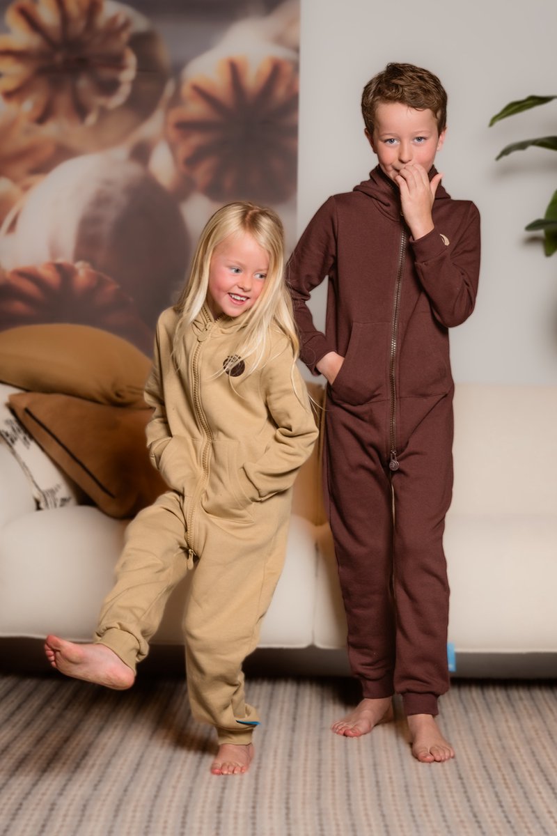 Knuffle Jogging Onesie voor Kinderen | Linda: "De allerbeste Onesie ooit gemaakt, geeft ieder kind een heerlijk ontspannen gevoel!" | Knuffle is eigentijds Nederlands merk | Handgemaakt in Portugal | Loungewear | Dit is kleur Bruin - maat 170/176