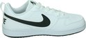 Witte Nike sneaker met zwart Nike logo op de zijkant. Veter sluiting. Zwarte zool.