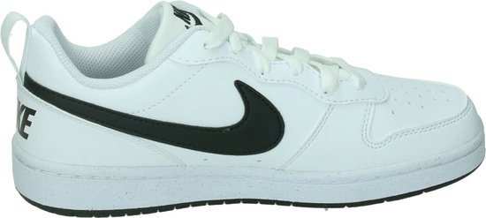 Witte Nike sneaker met zwart Nike logo op de zijkant. Veter sluiting. Zwarte zool.