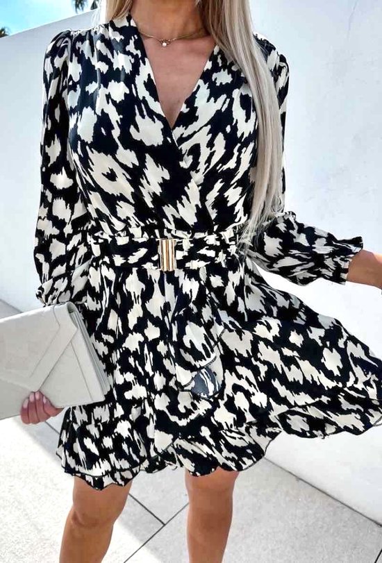 Leopard omslag jurk Zwart wit Overslag jurkje met luipaard print Met taille riem. bol