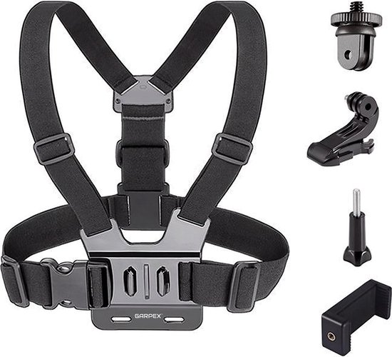 Un harnais de poitrine noir avec des sangles réglables, des boucles et une plaque centrale, entouré d'accessoires GoPro.