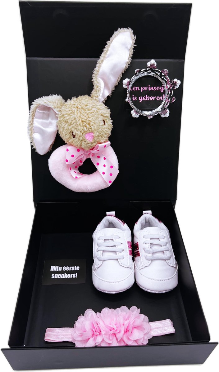 Goedkoopste Kraamcadeau meisje met pluche rammelaar knuffel, babysneakers en hoofdband baby - kan ook rechtstreeks als cadeau worden verstuurd - kraampakket