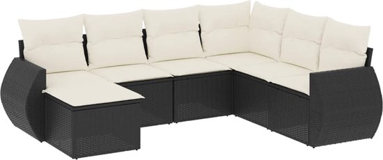 Ensemble de salon noir en poly rotin avec coussins beiges, configuration en U avec une méridienne sur le côté gauche.