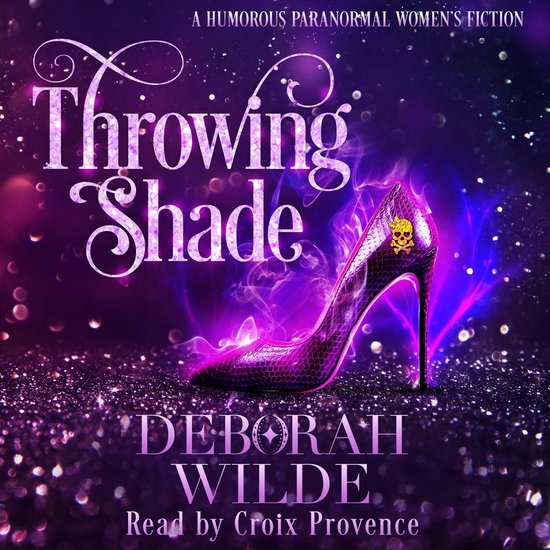 Paarse slangenhuid schoen met schedel en gekruiste botten embleem, met de titel "Throwing Shade" en "A Humorous Paranormal Women's Fiction".