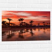 Muursticker - Strand - Zee - Zonsondergang - Parasols - Palmbomen - 75x50 cm Foto op Muursticker