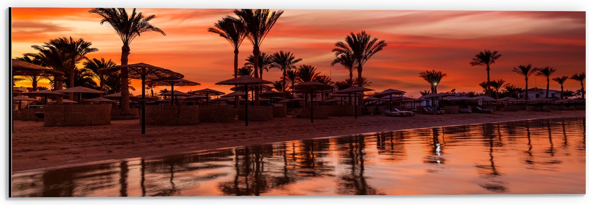 Dibond - Strand - Zee - Zonsondergang - Parasols - Palmbomen - 60x20 cm Foto op Aluminium (Wanddecoratie van metaal)