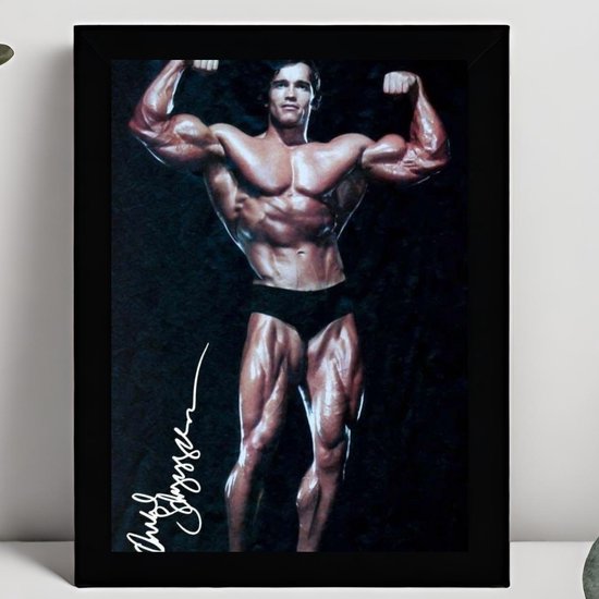 Arnold Schwarzenegger Ingelijste Handtekening – 15 x 10cm In Klassiek Zwart Frame – Gedrukte handtekening – Bodybuilding - Arnie, Austrian Oak, Conan the Republican, Styrian Oak, The Governator, The Running Man, Conan the Governor, The Machine