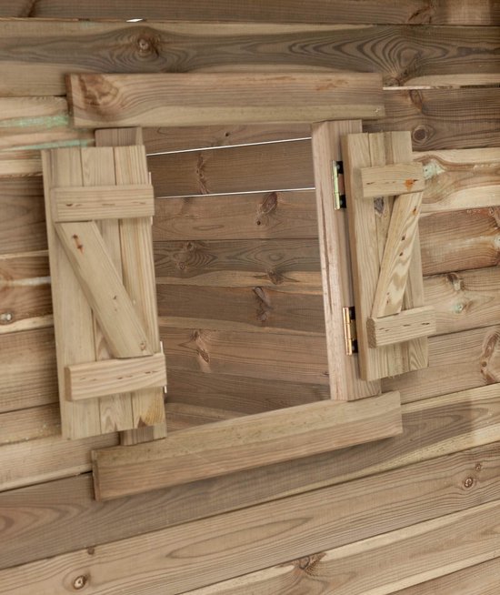 Houten speelhuisje, close-up van een raam met luiken.