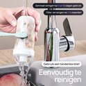 Reiniging van het kraanfilter met een tandenborstel onder de kraan.