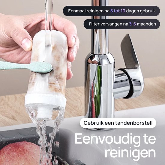 Reiniging van het kraanfilter met een tandenborstel onder de kraan.