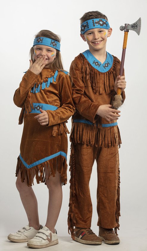 Jongen en meisje in bruine indianenkostuums met franjes, blauwe hoofdbanden met tribal print. Meisje met gezichtsverf.