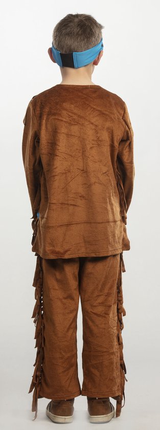 Achterkant van een jongen in bruin indianenkostuum met franjes en blauwe hoofdband.
