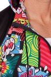 Close-up van een felgekleurde pop-art jas met capuchon. Zwart met print van ogen en lippen.