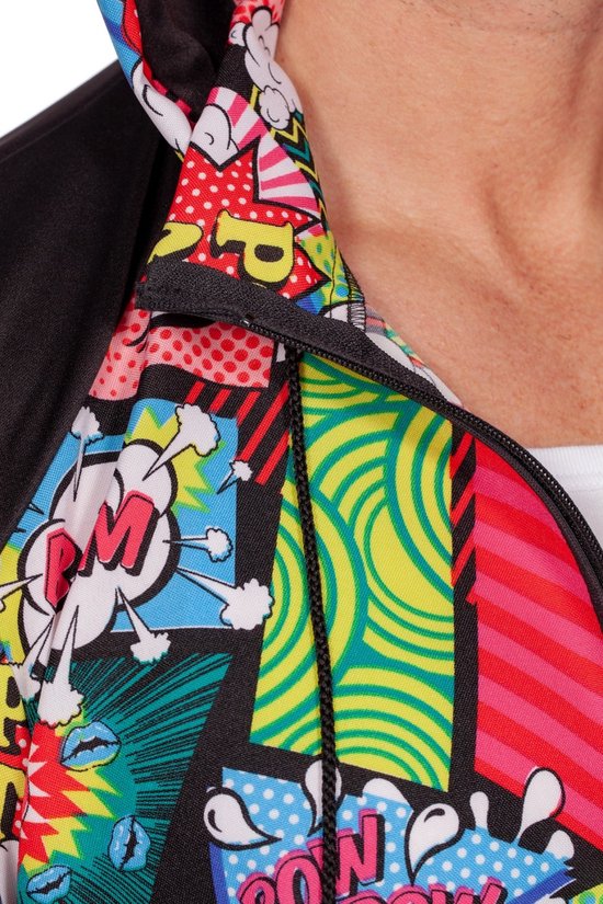Close-up van een felgekleurde pop-art jas met capuchon. Zwart met print van ogen en lippen.