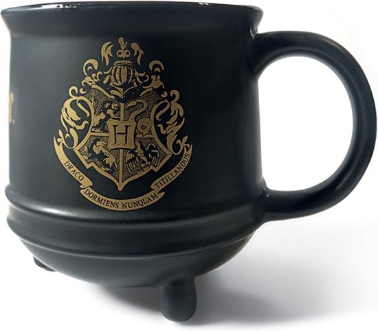 Tasse noire en forme de chaudron avec le blason doré de Poudlard et "Harry Potter" dessus.