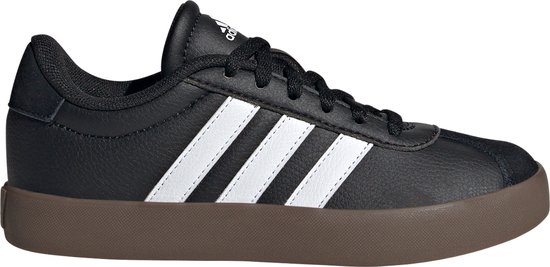 Zwarte kindersneaker van adidas met witte strepen en bruine zool.