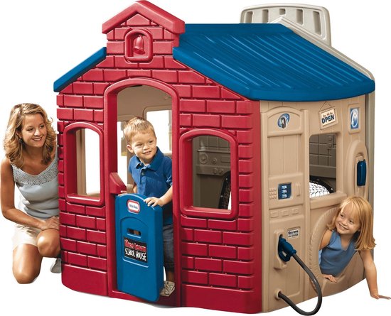 Rood speelhuis met blauw dak en beige gedeelte. Een jongen staat bij de deur en een meisje kijkt uit een raam. De tekst 'Little Tikes School House' is zichtbaar.