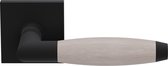 Deurkruk op rozet - Zwart - RVS - GPF bouwbeslag - Ika Deurklink zwart/ eiken whitewash haaks met trapezium eindknop op vierkante