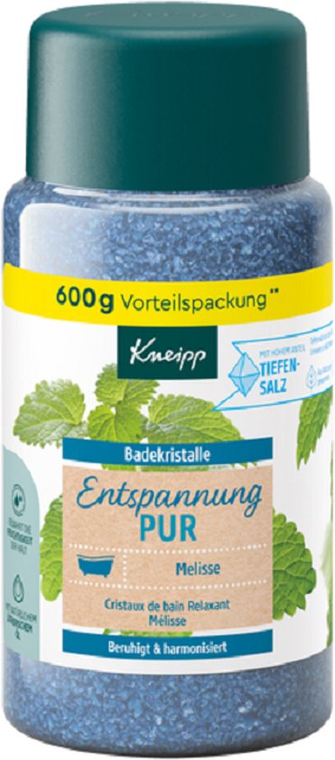 Doorzichtige fles met donkergroene dop, gevuld met donkerblauwe badkristallen. Geel label met tekst "600 g Vorteilspackung" en "Kneipp".