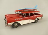 Maddeco - blikken auto - amerikaanse stationwagen met surfplank - jaren 50 - rood met wit - 28 x 11 - 13 - blikken woondecoratie
