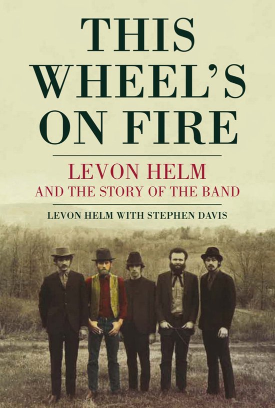 Boekomslag met de titel "This Wheel's On Fire" en een foto van vijf mannen in kleding uit het begin van de 20e eeuw.