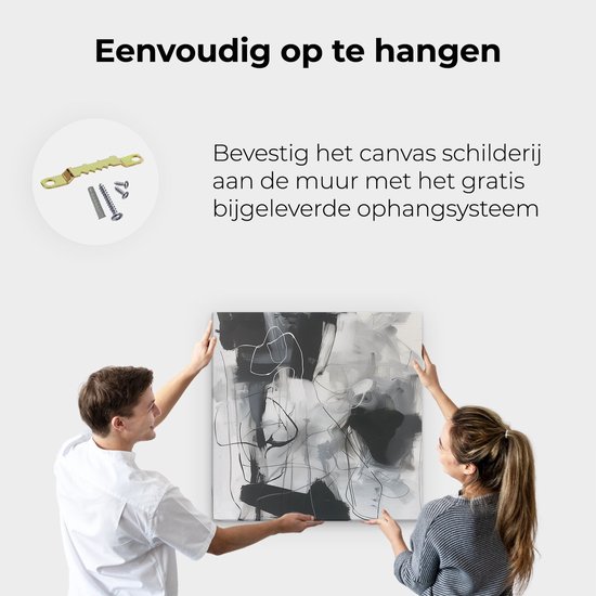 Abstract schilderij met zwarte, grijze en witte penseelstreken. Twee personen hangen het op. Inclusief ophangsysteem.