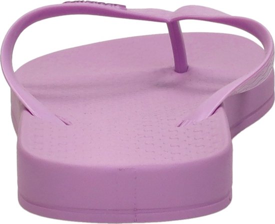 Achterkant van een lila Ipanema teenslipper.