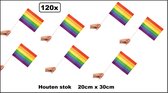 120x Zwaaivlaggetjes op houten stok Regenboog 20cm x 30cm - Lengte stok 50cm - Pride thema feest party evenement festival rainbow luxe vlaggetjes
