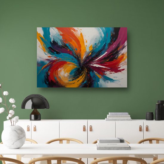 Abstract schilderij met wervelende kleuren zoals rood, oranje, blauw en paars, hangend boven een dressoir.