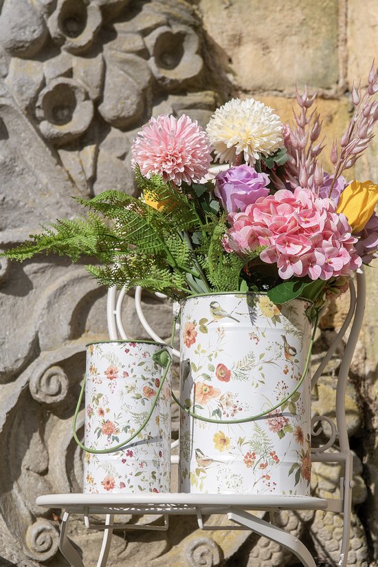 Twee metalen emmers met bloemen- en vogelprint. Gevuld met een boeket in roze, paarse, gele en witte tinten.