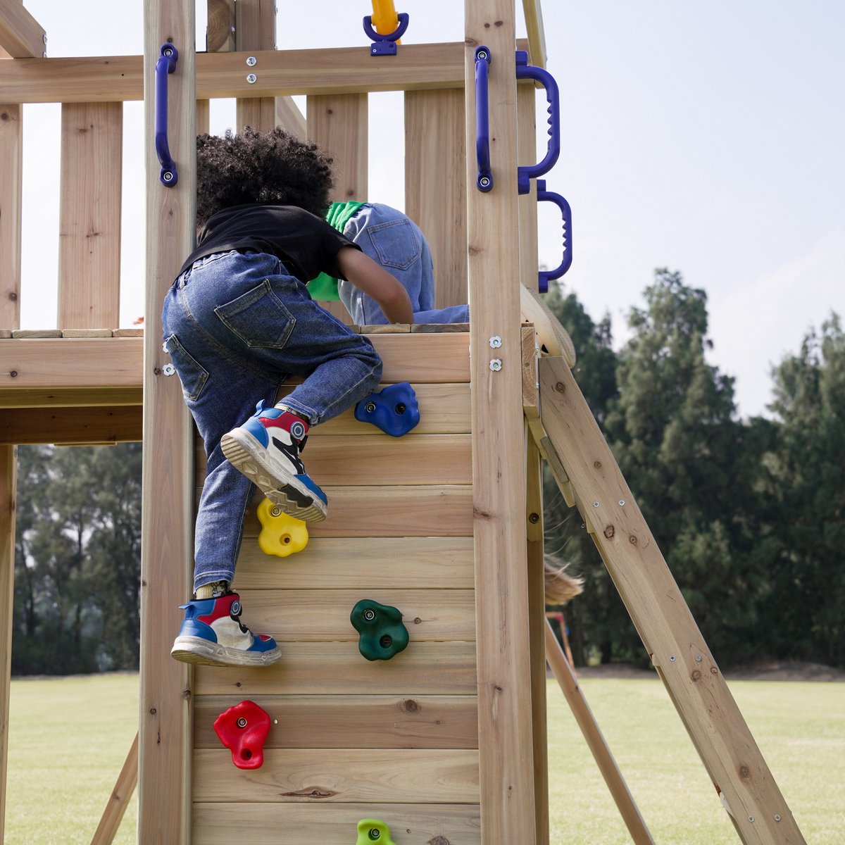 AXI Moos Speeltoestel met Dubbele Schommel en Touwladder Bruin – Witte Glijbaan – Zandbak en Klimwand – Telescoop en Stuur - FSC hout - Speelhuis op palen voor de tuin — afbeelding 9