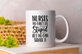 Mok Nurses We Can t Fix Stupid But We Can Sedate It - NurseLife - Gift - Cadeau - NurseHeroes - Nursing - NurseStrong - Verpleegkundige - Zorgverlener - Zuster - Ziekenverzorgende