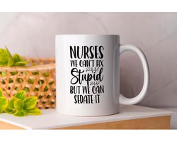 Mok Nurses We Can t Fix Stupid But We Can Sedate It - NurseLife - Gift - Cadeau - NurseHeroes - Nursing - NurseStrong - Verpleegkundige - Zorgverlener - Zuster - Ziekenverzorgende