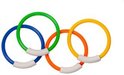 Vier gekleurde duikringen: blauw, groen, oranje en geel, met witte handgrepen, in een Olympische ringen-opstelling.