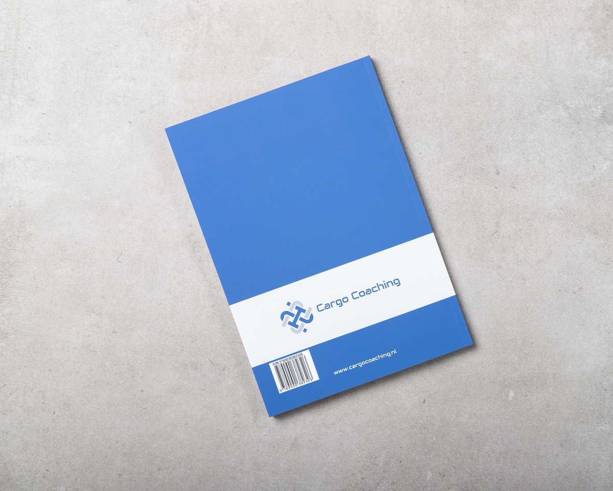 Blauwe boek met witte band en logo 'Cargo Coaching'. ISBN en website zichtbaar.
