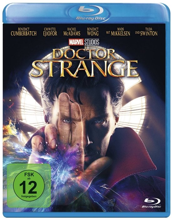 De cover van de Doctor Strange Blu-ray disc. Benedict Cumberbatch als Doctor Strange, met magie uit zijn hand.