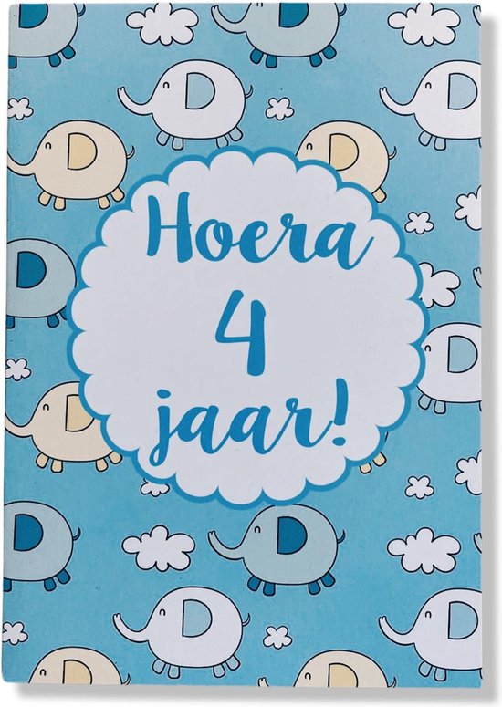 Blauwe wenskaart met een patroon van witte en lichtgele olifantjes en wolken. In het midden staat de tekst 'Hoera 4 jaar!' in blauwe letters.