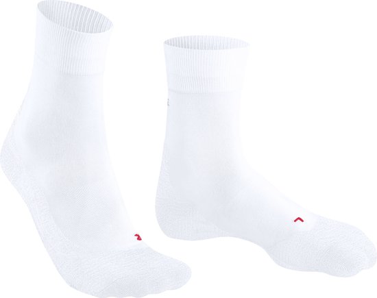 Witte Falke enkellange sportsokken met rode 'R' op de zijkant van de voetzool.