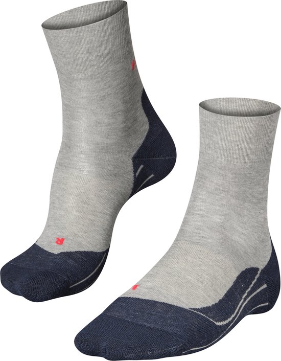 Linker en rechter lichtgrijze Falke hardloopsokken met navy blauwe voorvoet en accenten.